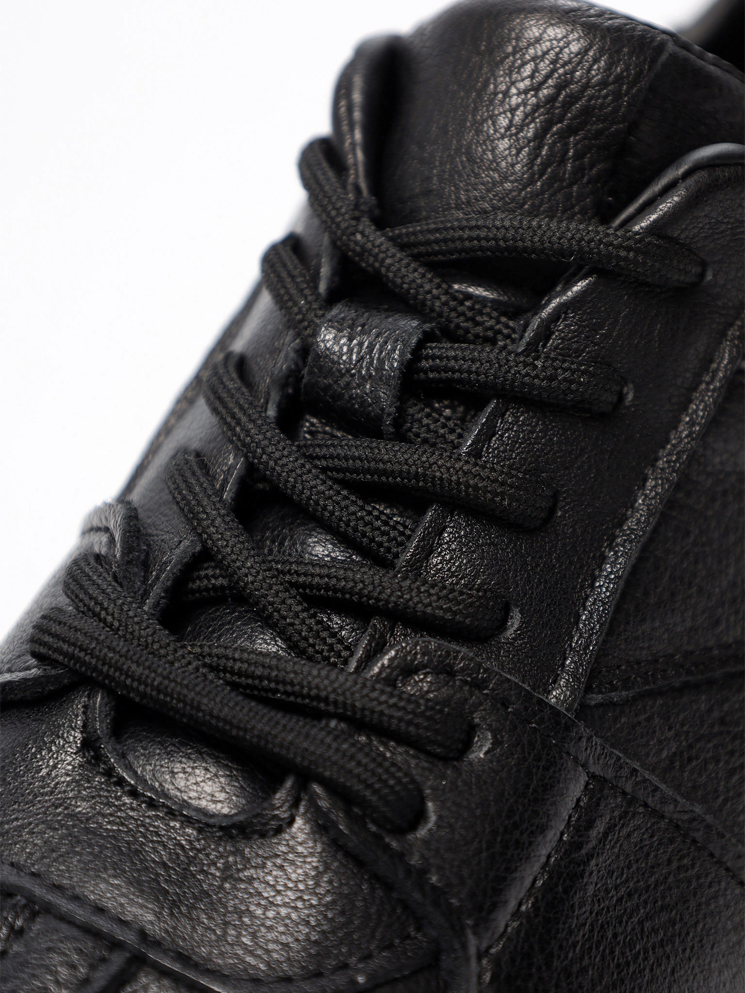 Кроссовки черного цвета на рельефной подошве